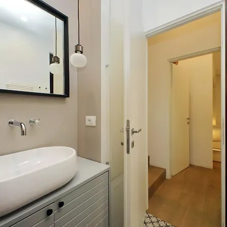 Apartment Homely Loft Beltrami 500 Mt From Piramide